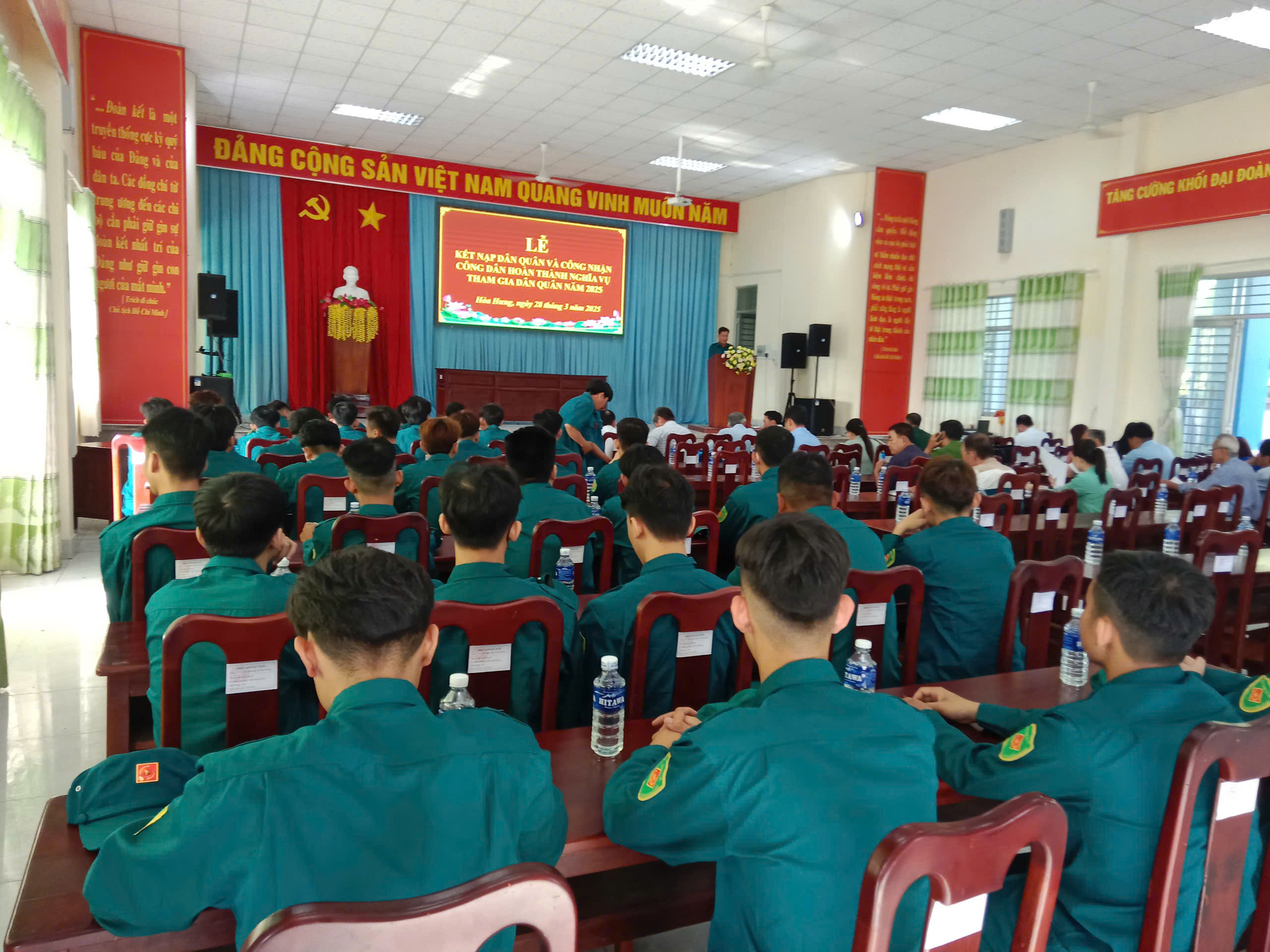 Xã Hòa Hưng tổ chức lễ kết nạp dân quân và công nhận công dân hoàn thành nghĩa vụ dân quân năm 2025